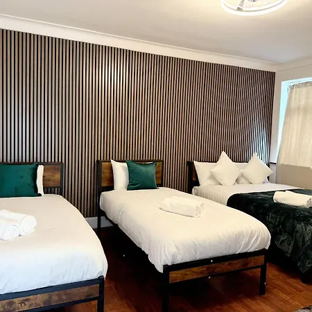 Be-1St Floor Quad Room In Wembley!
